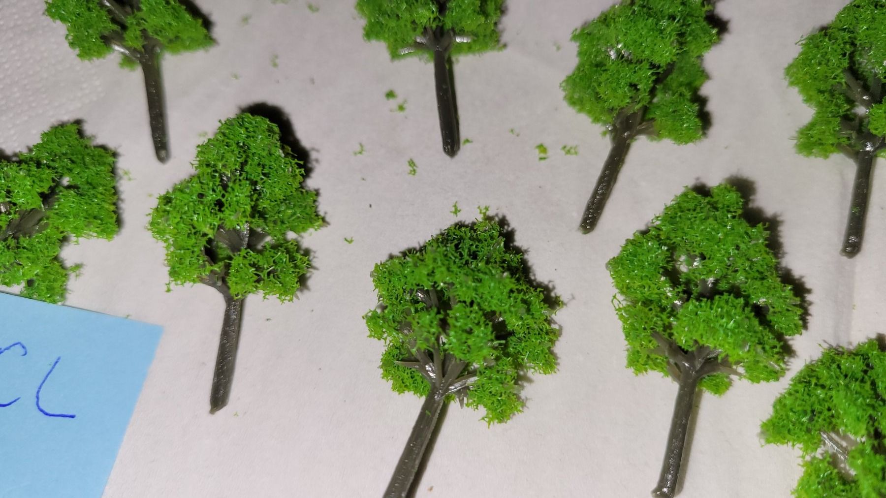 Modelleisenbahnen: 10 jolis arbres clairs – Neu und originalverpackt aus Saxon von Sebdem 1