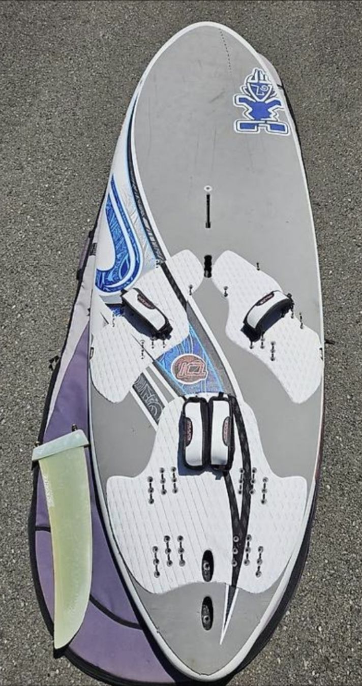 Surfboards & Schwimmbrette: Windsurfboard GO 141 250x79 cm mit Finne  – Gebraucht aus Fällanden von Nmustang