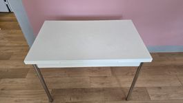 Kleiner ausziehbarer Tisch