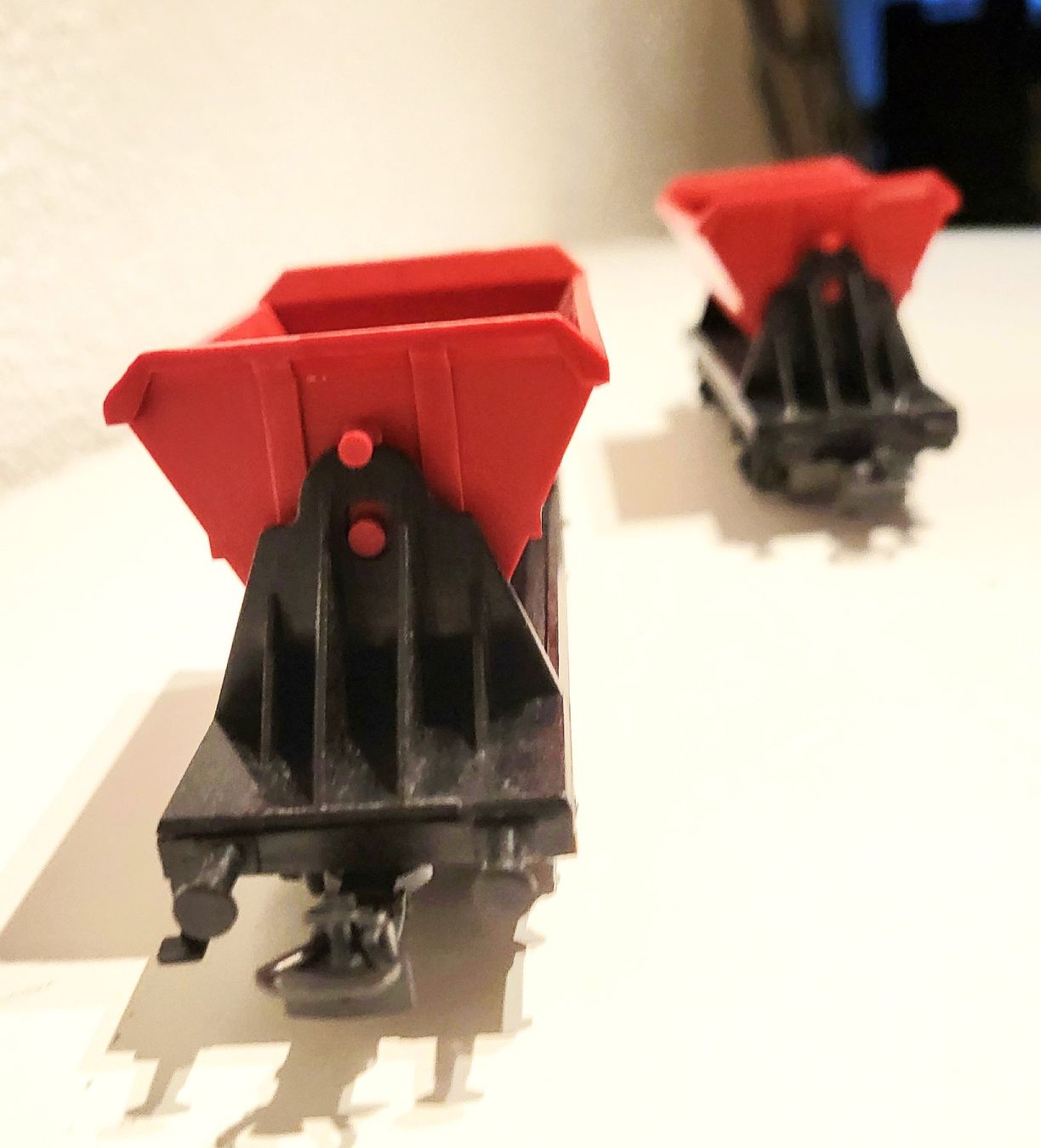 Märklin Modelleisenbahnen: Märklin 2 schöne Kipplore Güterwagen, rot – Gebraucht aus Dielsdorf von  2
