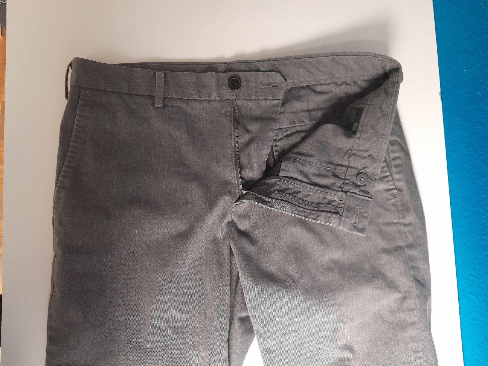 Uniqlo Hosen: pantalon uniqlo taille 42 gris – Gebraucht aus Genève von ang_fd8z 2
