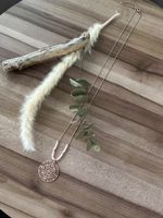 Modische Halskette mit Amulett rosegold