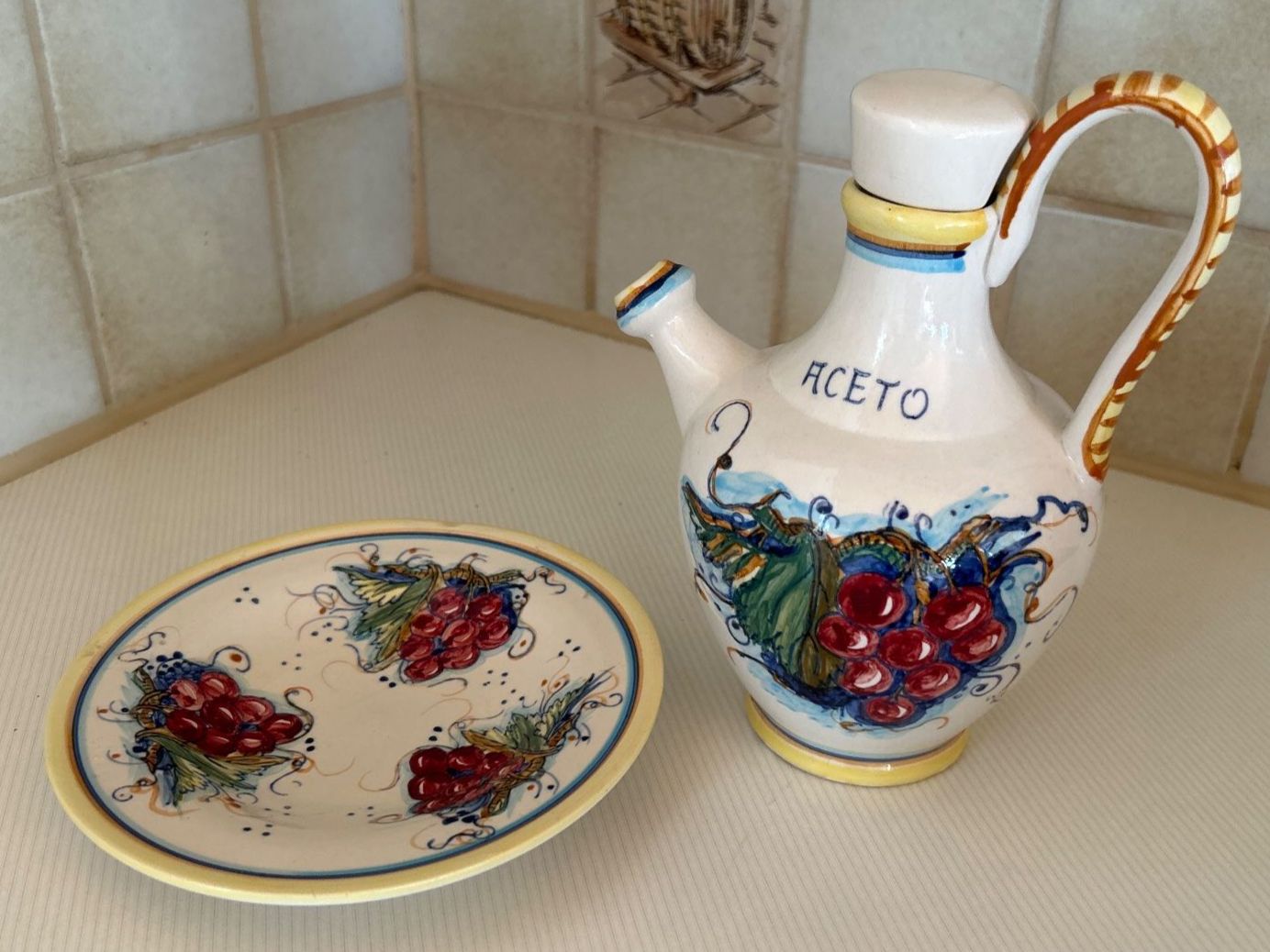 Altro in Stoviglie & Bicchieri: Keramik Essigflasche mit Teller, Handbemalt – Nuovo (secondo la descrizione) da Villnachern venduto da RicardoMary 1