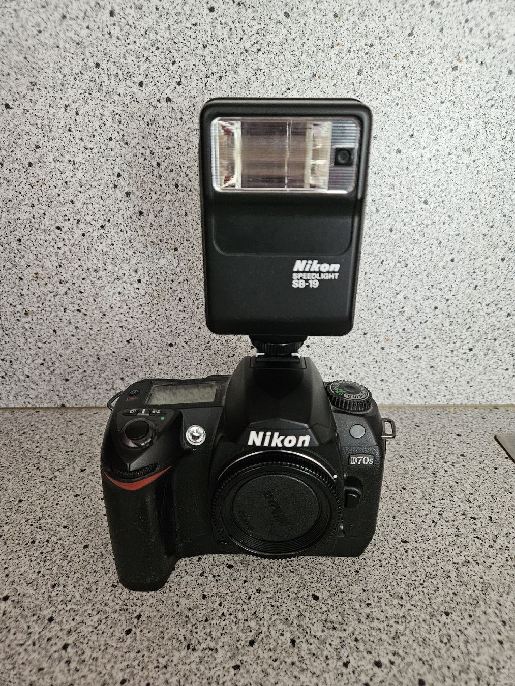 Nikon Fotocamera: Nikon D70s + Flash Speedlight SB-19 – Usato da Monthey venduto da darkmine