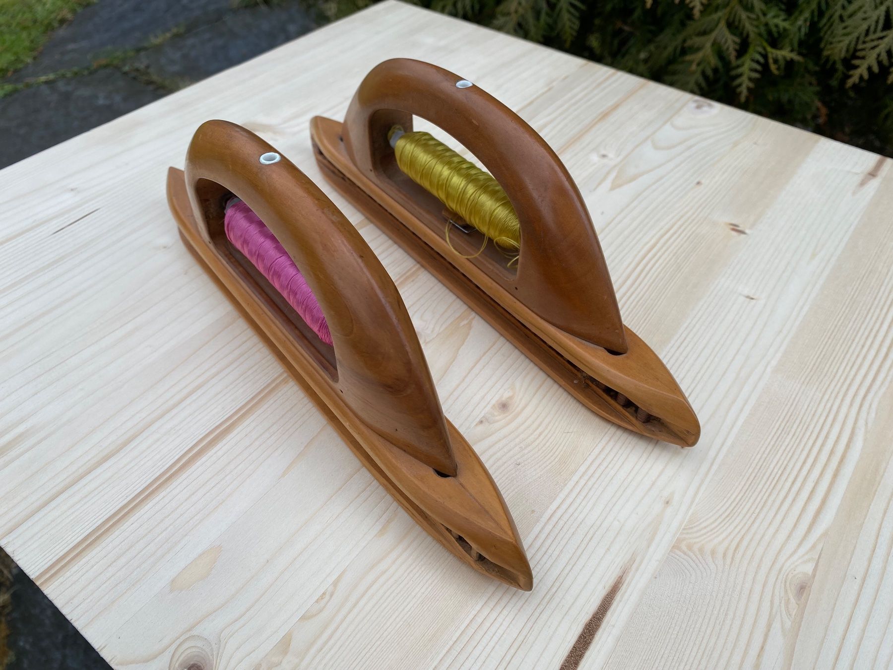 Ruote per filare: 2 schöne antike Webschiffchen aus Holz – Usato da Feldbach venduto da Olive1 2