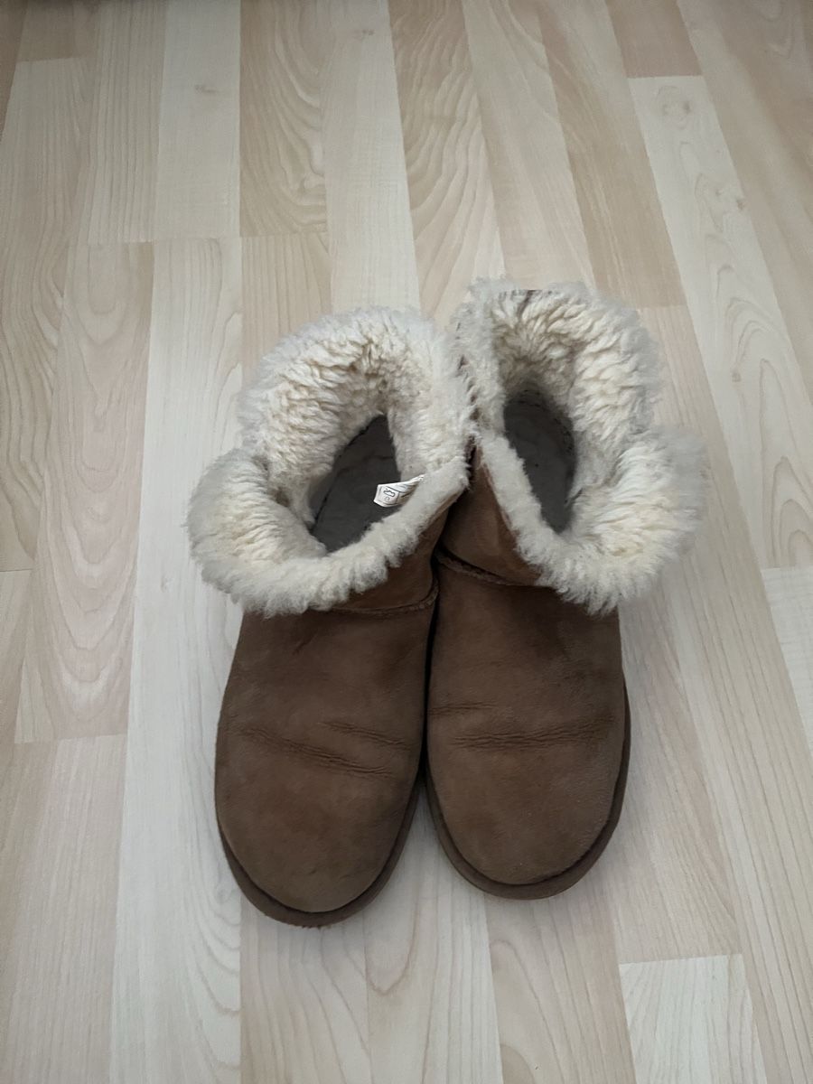 Ugg Chaussures femmes: UGG Bailey Button Boots brown leather size EU 39 used – D'occasion à Emmenbrücke par vic_nx9v