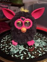 Furby Plueschfigur Schwarz Pink mit Gelb guter Zustand
