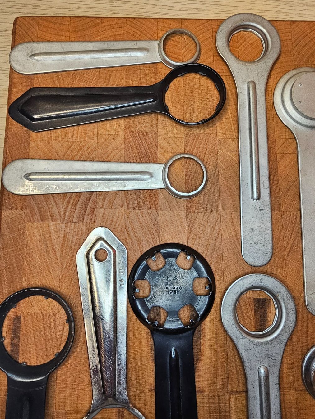 Tutti gli attrezzi: Lot 24 Ouvre-boîtier de montre utilisés – Usato da Genève venduto da Djoff 1