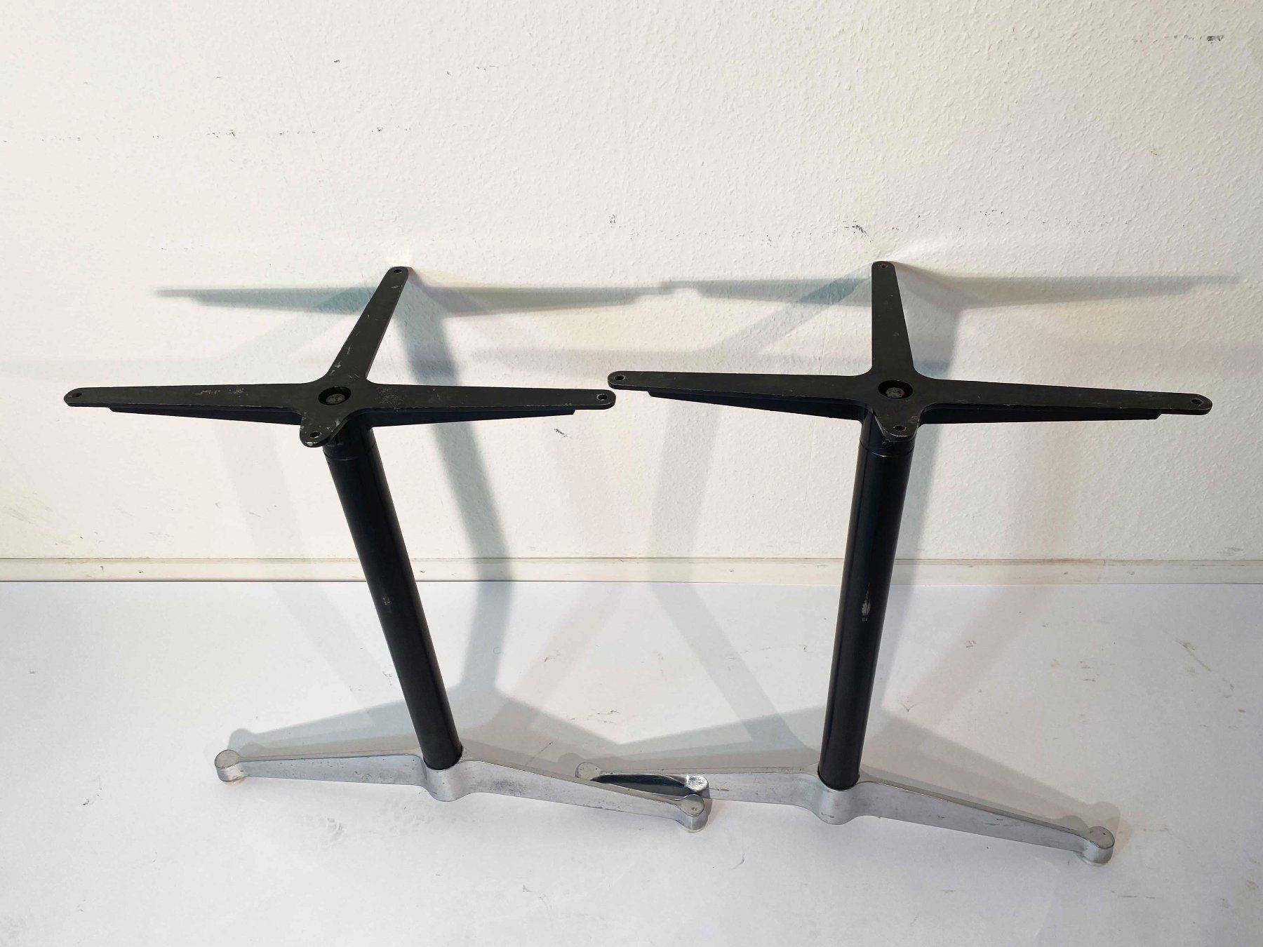 Eames Tables: Paar Design Vitra Eames Tischbeine – D'occasion à Beringen par Kultgut