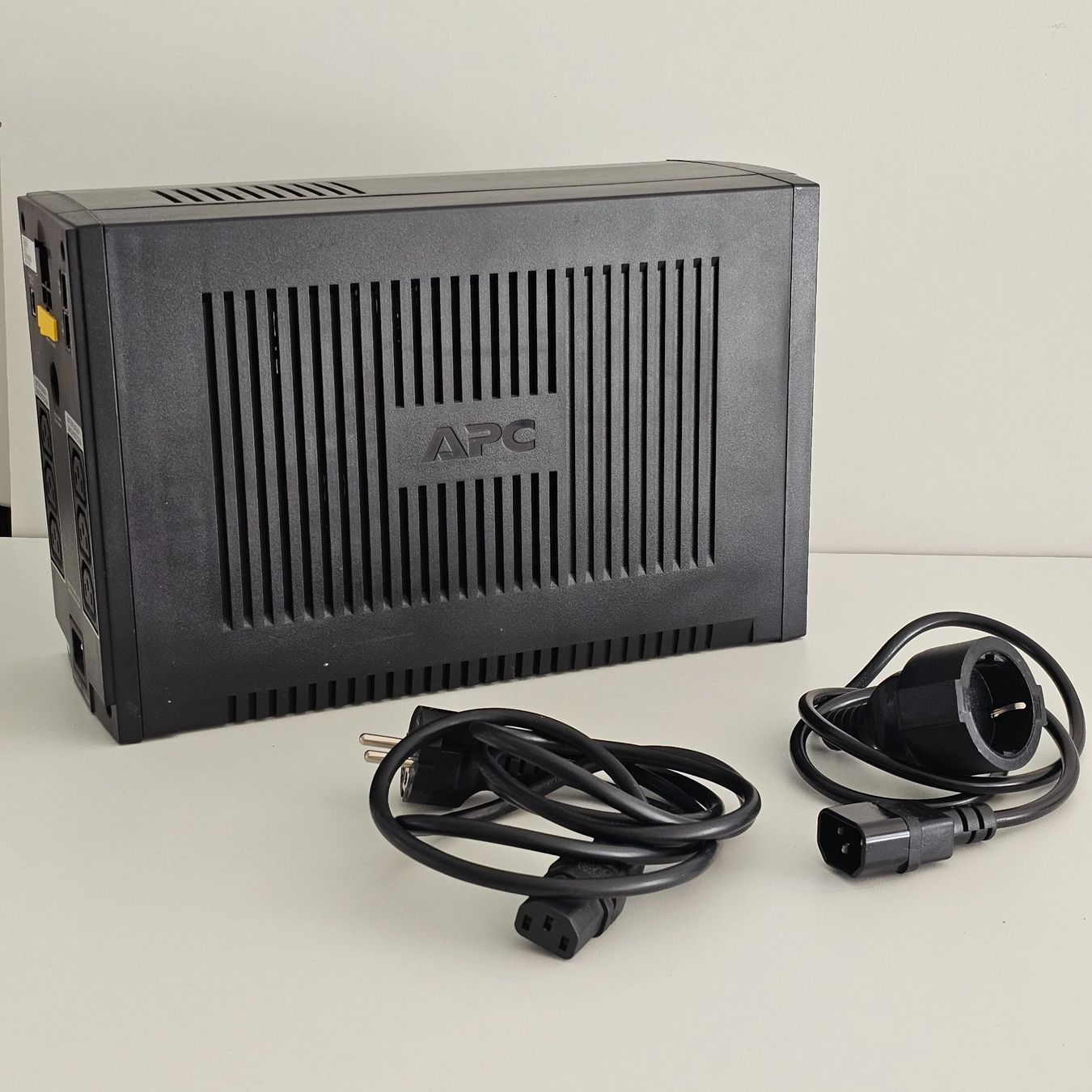 Apc Stromzufuhr: APC Back-UPS 950VA - Gruppo di continuità efficiente! – Gebraucht aus Matten b. Interl von Vanilla8 4