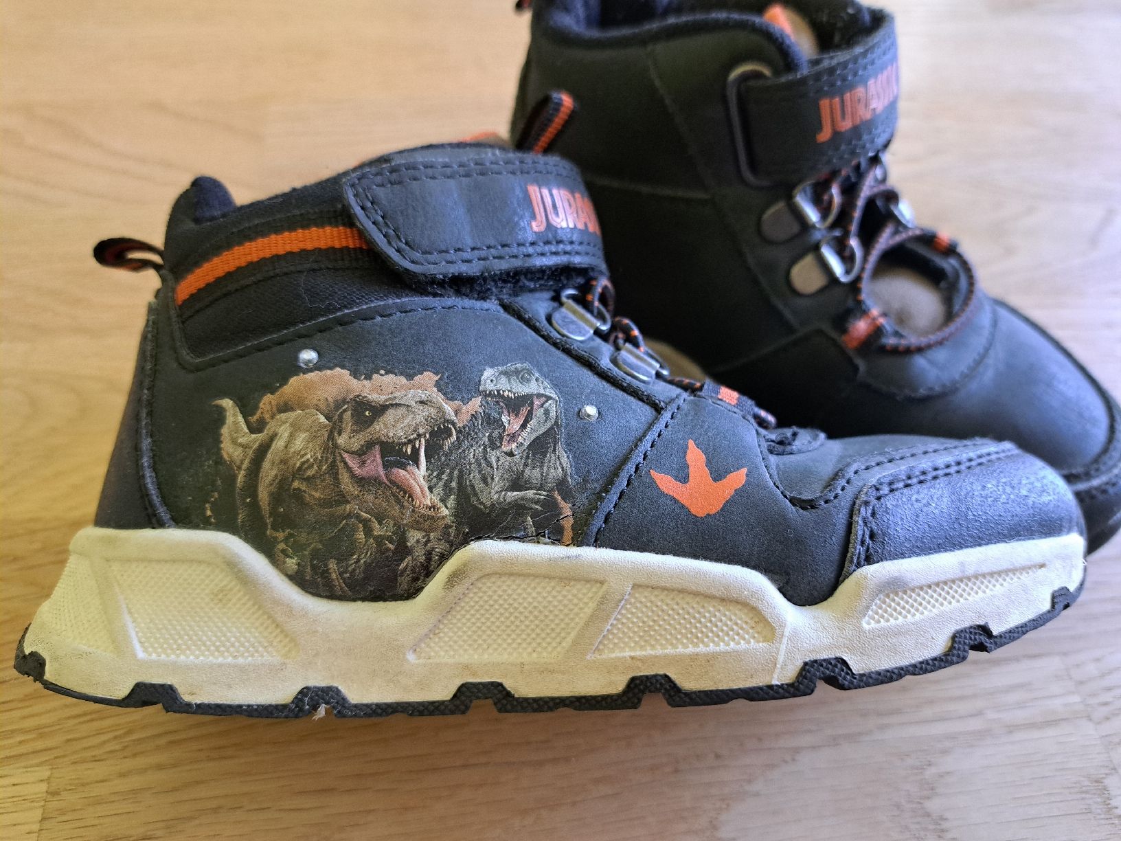 Schuhe für Jungen: Jurassic World Kinder Winterschuhe, Grösse 27 – Gebraucht aus Bergdietikon von Staphylococcus 3