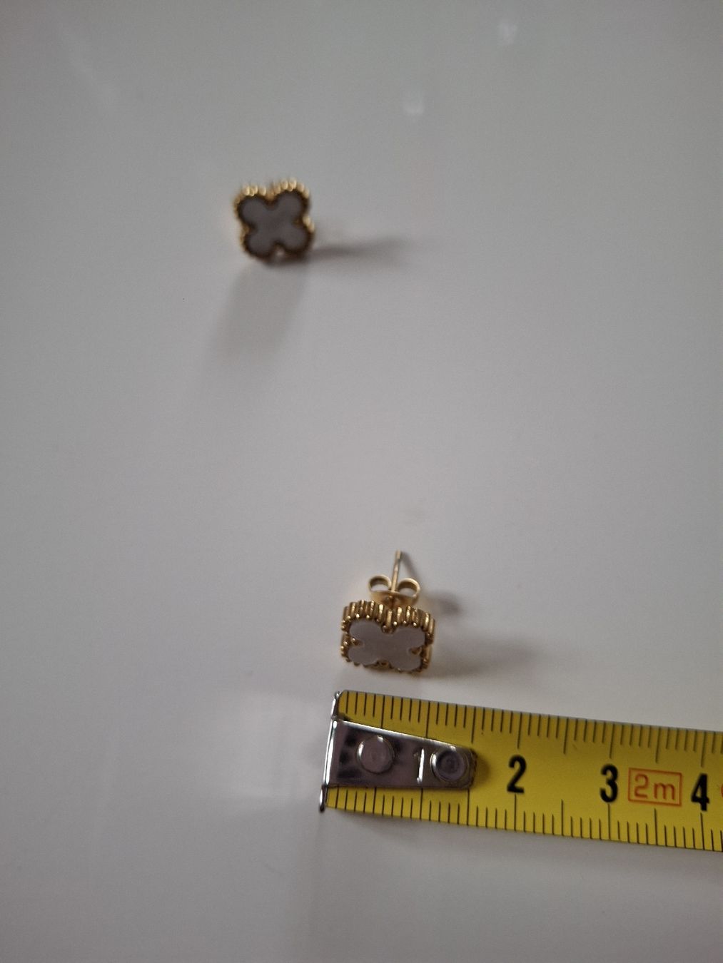 Orecchini pendenti & Orecchini a lobo: Boucles d'oreilles blanches et dorées neuves – Nuovo (secondo la descrizione) da Lausanne venduto da Cognitia 2