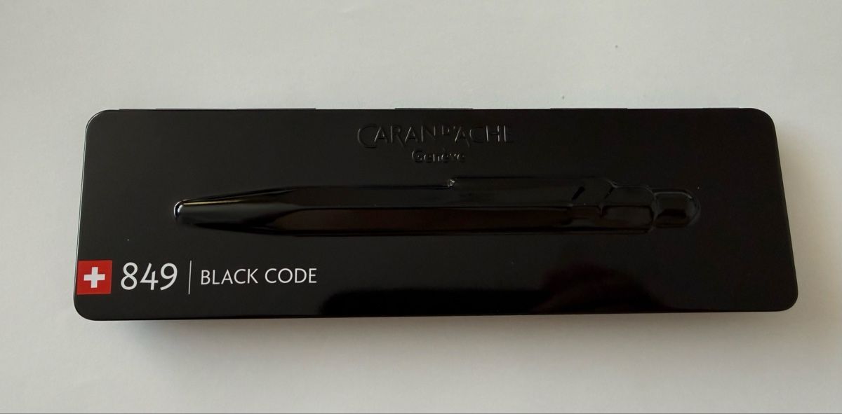 Caran D'Ache Stifte & Marker: Caran d’ache 849 Black Code Kugelschreiber mit Box – Gebraucht aus Oetwil an der Limmat von TOP15 5