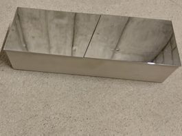 Schöner Behälter aus Stein mit Metalldeckel