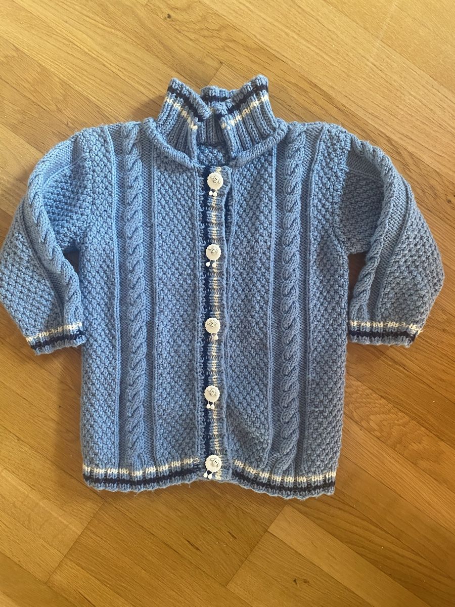 Giacche & Cappotti: Strickjäckchen und Käppchen ca. Gr. 68 – Usato da Meggen venduto da mavmav