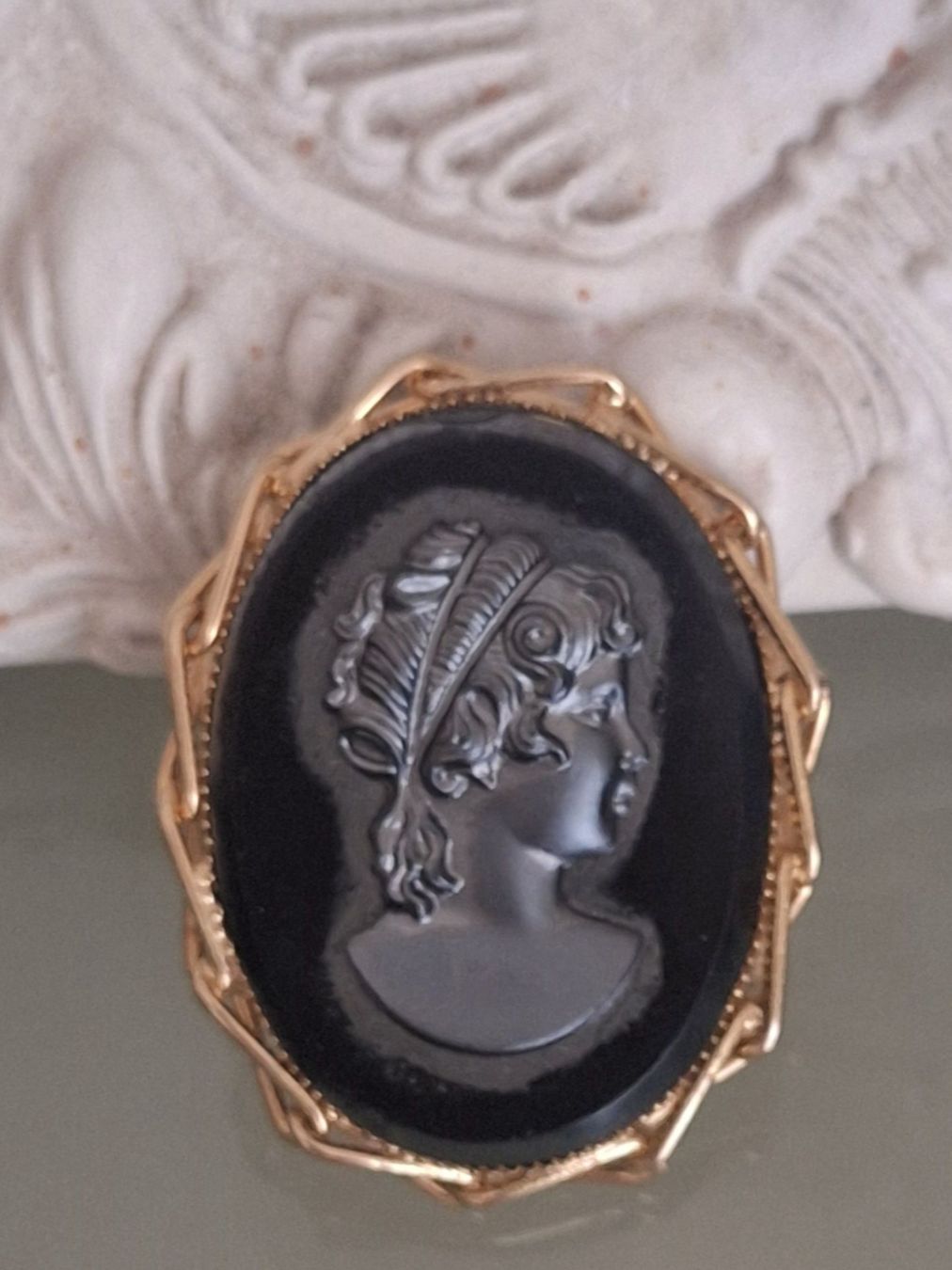 Broschen & Nadeln: Antike Brosche mit.portrait auf Onyx Stein – Gebraucht aus Kerzers von ExpressoTerreno
