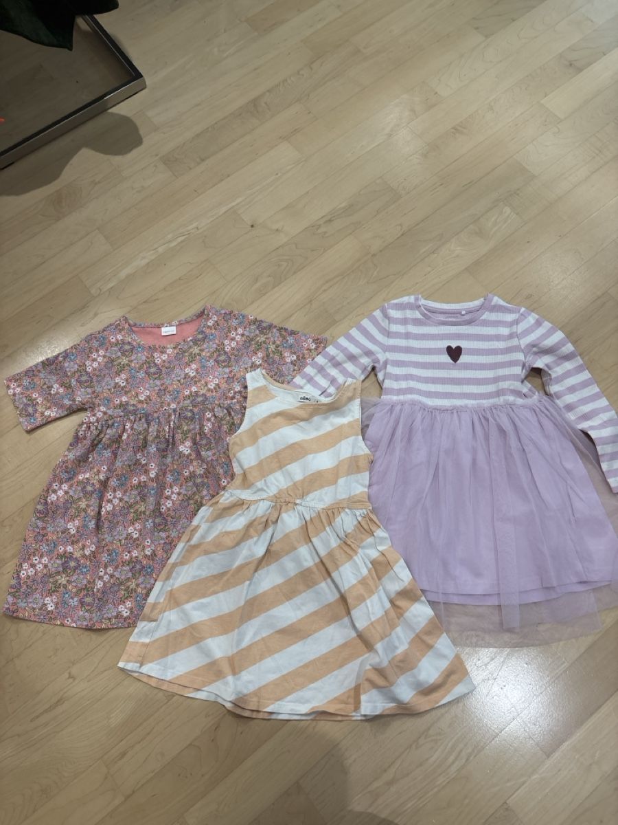 Lotti & Set di vestiti: Kleider 104 – Usato da Aesch/BL venduto da Joya-83