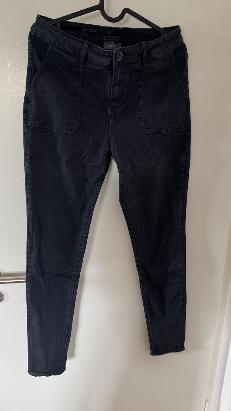 C&A Pantaloni: Schwarze elastische Jeans, Gr. 38 – Usato da Luzern venduto da Ecila007