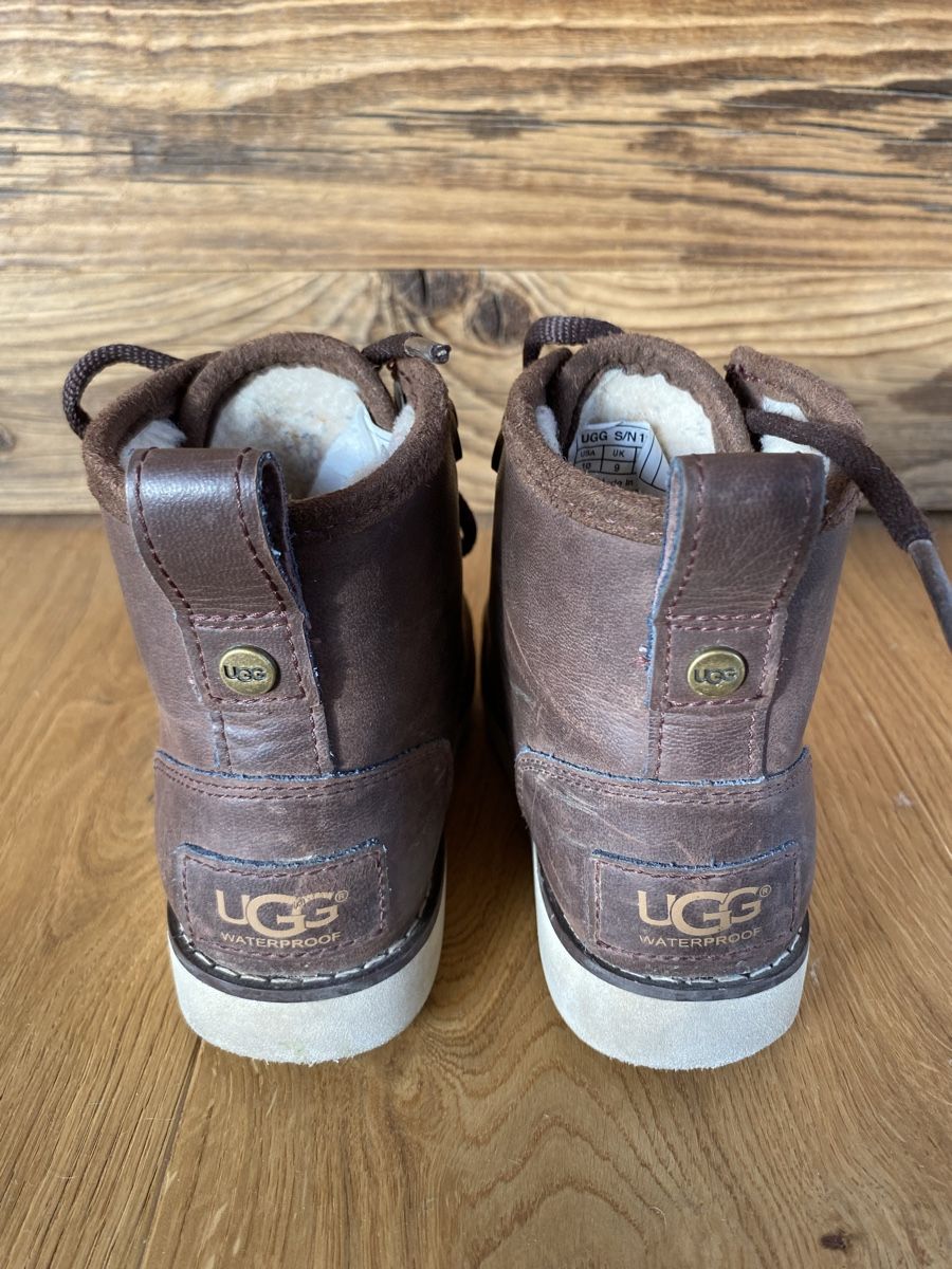 Ugg Chaussures garçon: Bottines enfant UGG T.27 – D'occasion à Riaz par lae_w8v5 1