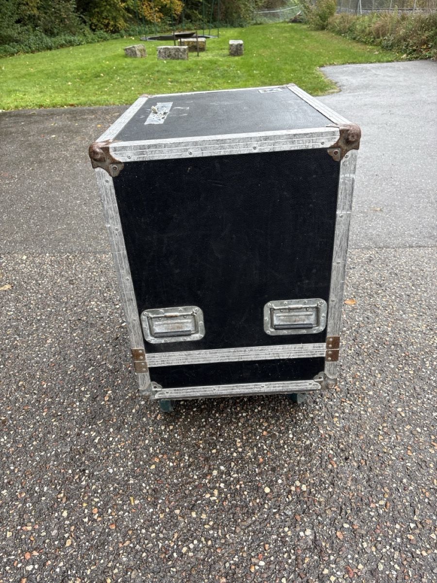 Casse di trasporto: Flightcase Amptown Cases mit Räder – Usato da Lützelflüh-Goldbach venduto da Deiv4 2