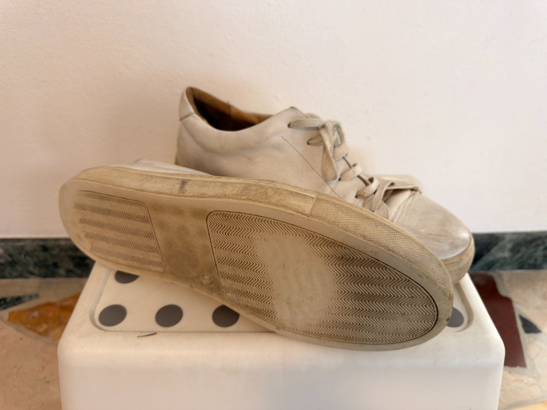 Herrenschuhe: Sneakers in pelle bianche,  n.45. – Gebraucht aus Sorengo von igorgrez 3