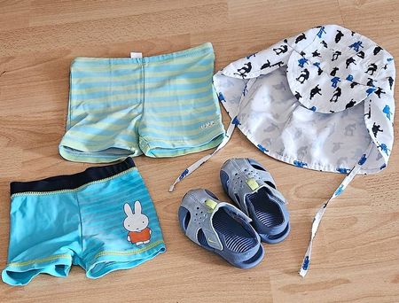 2x Badehosen, Sonnenhut, Badeschuhe