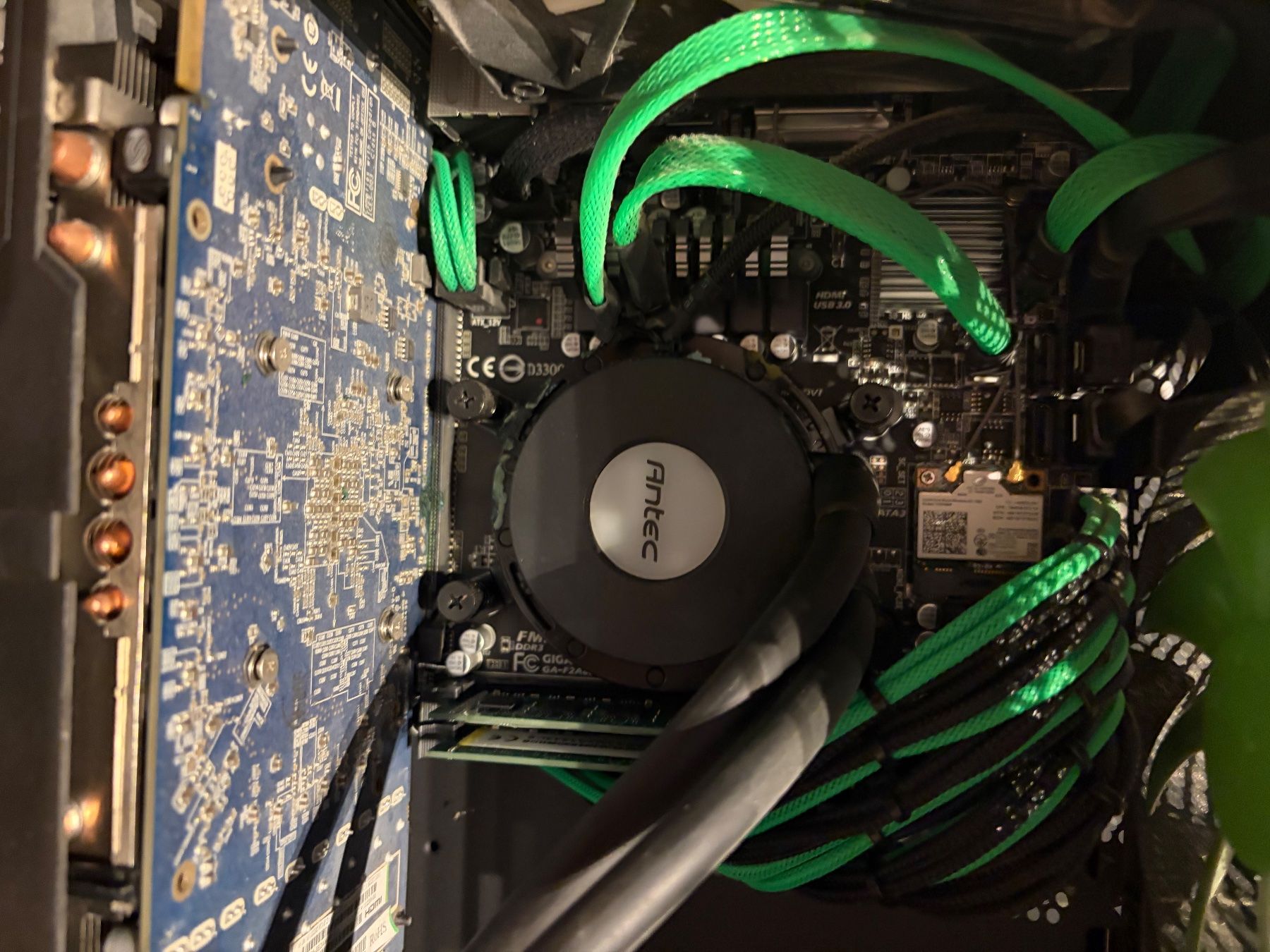 PC: Computergehaeuse mit Sapphire Grafikkarte und Antec Kuehler – Usato da Oberuzwil venduto da jan_gsx2 2