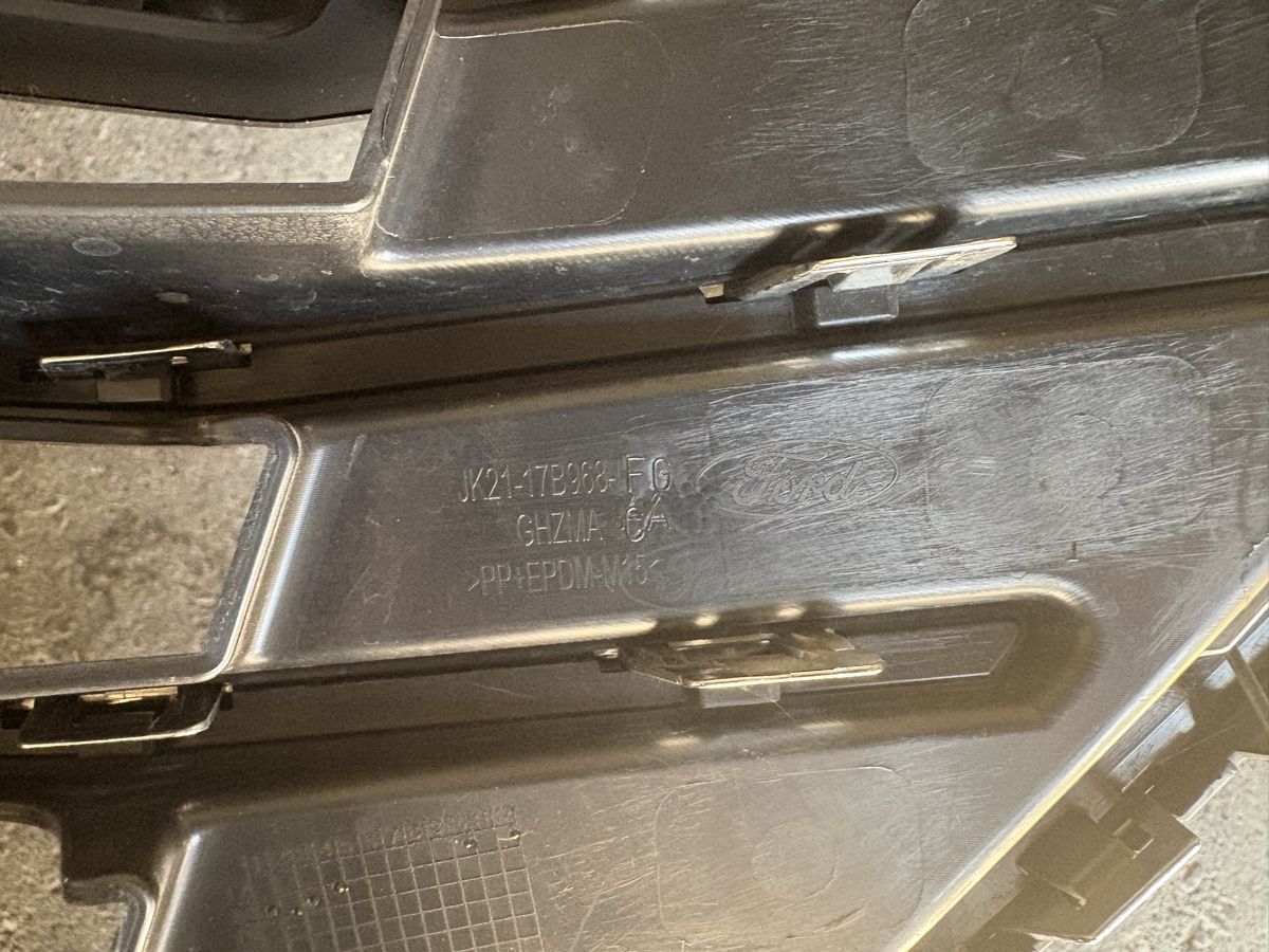 Ford Tutti pezzi di ricambio auto: Frontgrill FORD TOURNEO CUSTOM – Usato da Rebstein venduto da lave 6