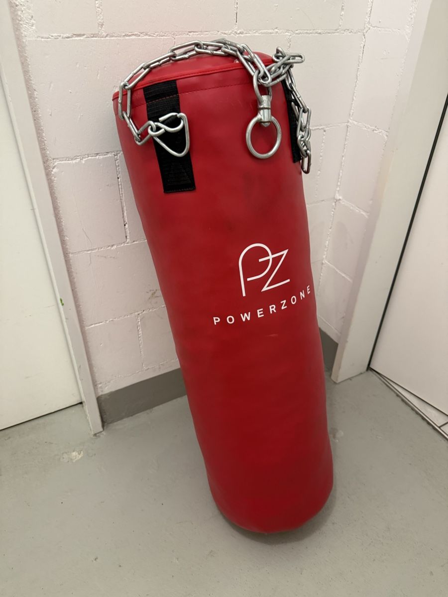 Powerzone Sacs de frappe: Boxsack Powerzone rot, mit Kette, Neu  – Neuf (Voir description) à Fislisbach par Tvrdosevo