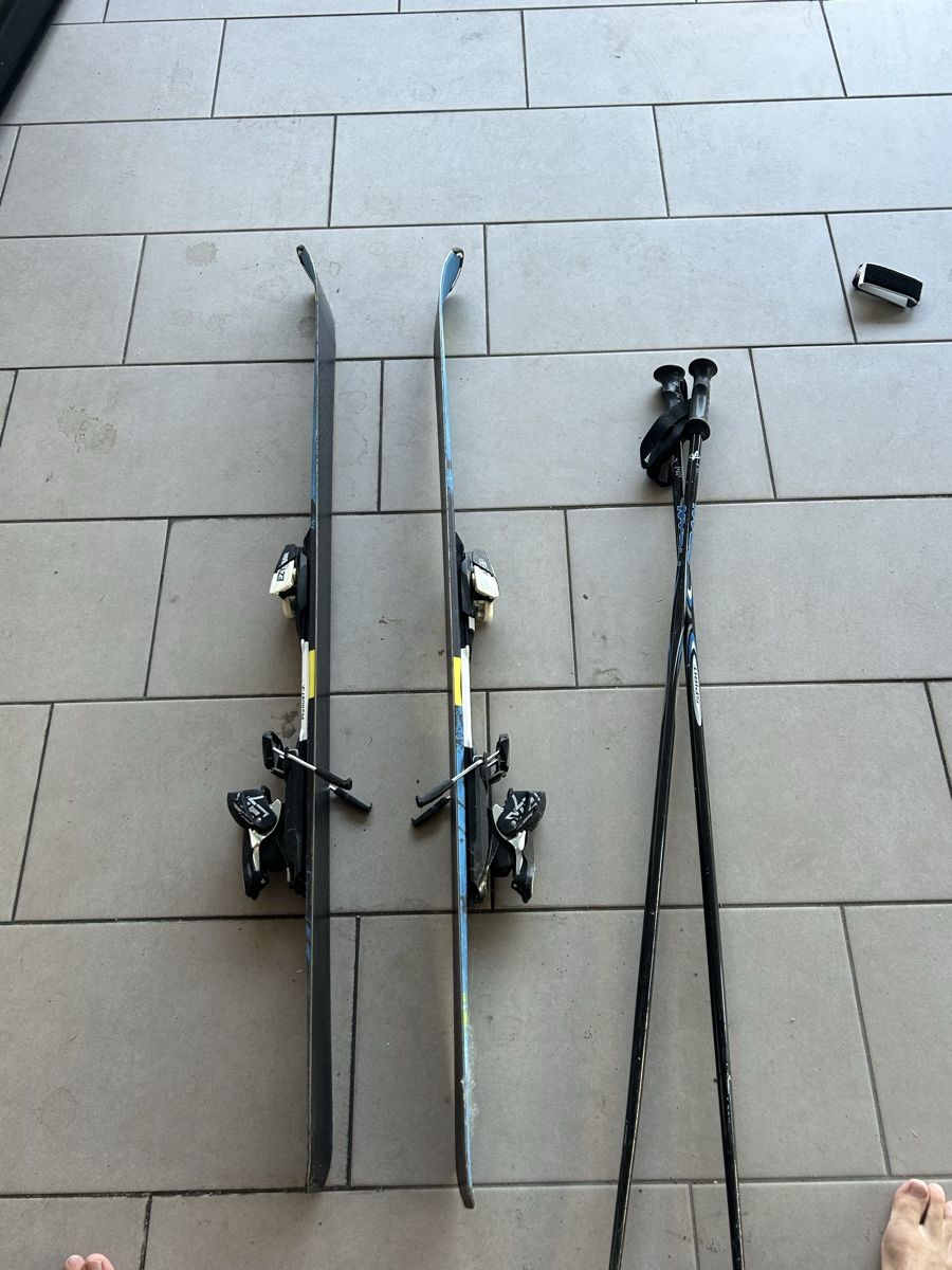 Atomic Skis: Atomic Ski 140 cm, mit Stöcken – Gebraucht aus Weinfelden von rapha_shk 2