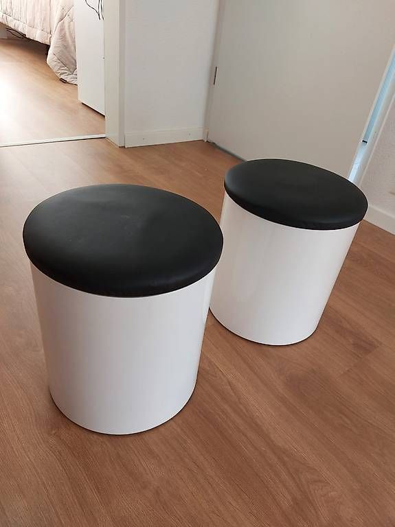 Tavoli: Couchtisch mit 2 kleine Hocker – Nuovo (secondo la descrizione) da Zürich venduto da quattrossa 2