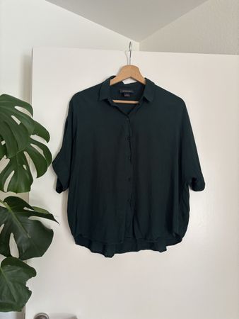 Dunkelgrünes leichtes Monki Hemd Gr. S 