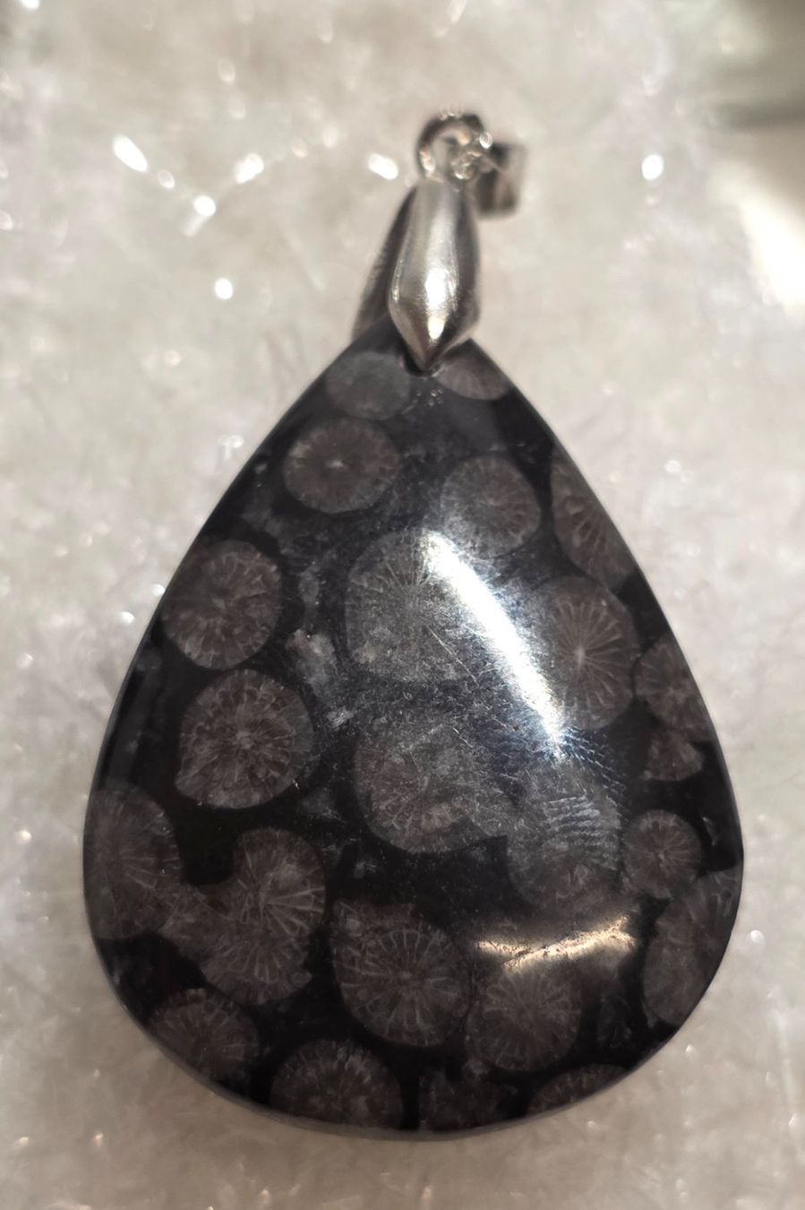 Mineralien & Heilsteine: Schwarzer Korallenjaspis Tropfenanhänger E – Neu und originalverpackt aus Matzingen von Shay_Crystalz