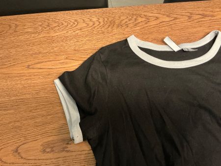 Schickes, kurzes, schwarzes T-Shirt mit hellgrauem Rand