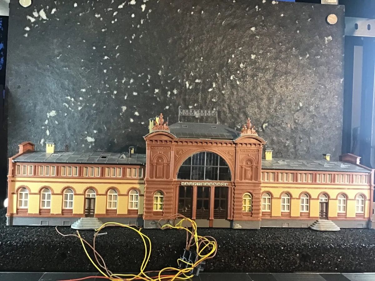 Kit di modellismo & Modellini statici: MODELL BAHNHOF GEBÄUDE – Usato da Männedorf venduto da Spezial-Modelle 4