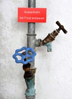 Schild Aussenhahn bei Frost entleeren Sanitär Haustechnik