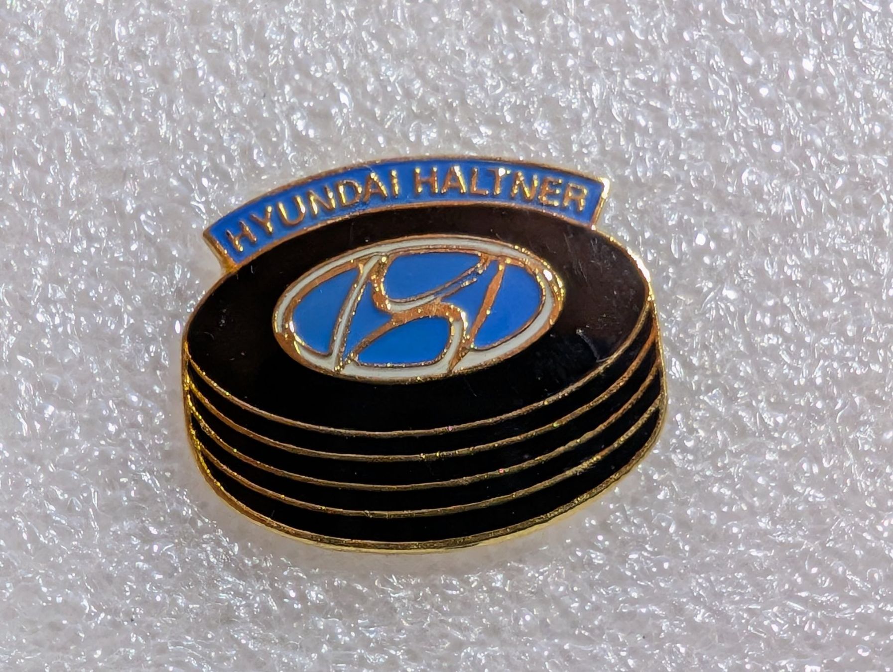 Plaketten & Abzeichen: Ansteckpin 198: Hyndai Haltner – Gebraucht aus Oppligen von Pin-Fall-Shop