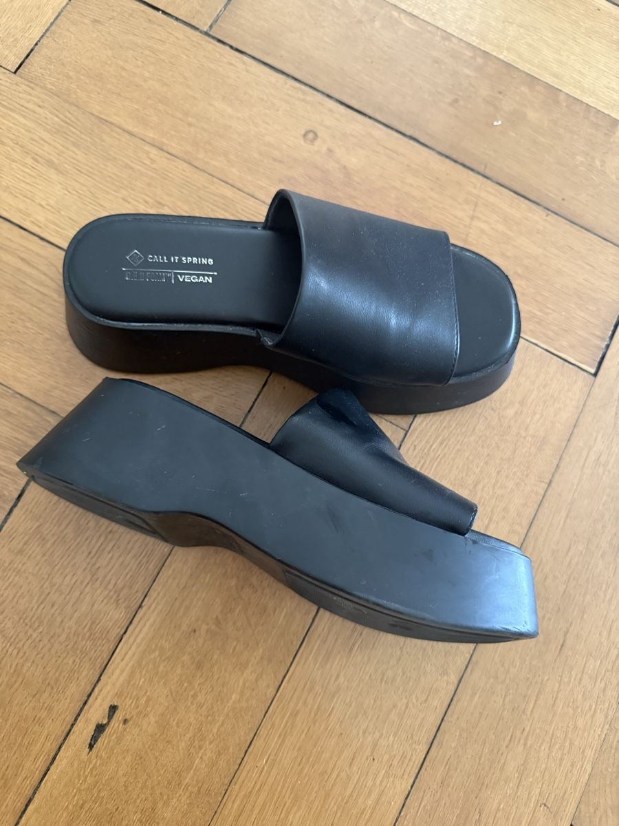 Damenschuhe: Call It Spring Plateau Sandalen schwarz – Gebraucht aus Basel von Inm_r65l