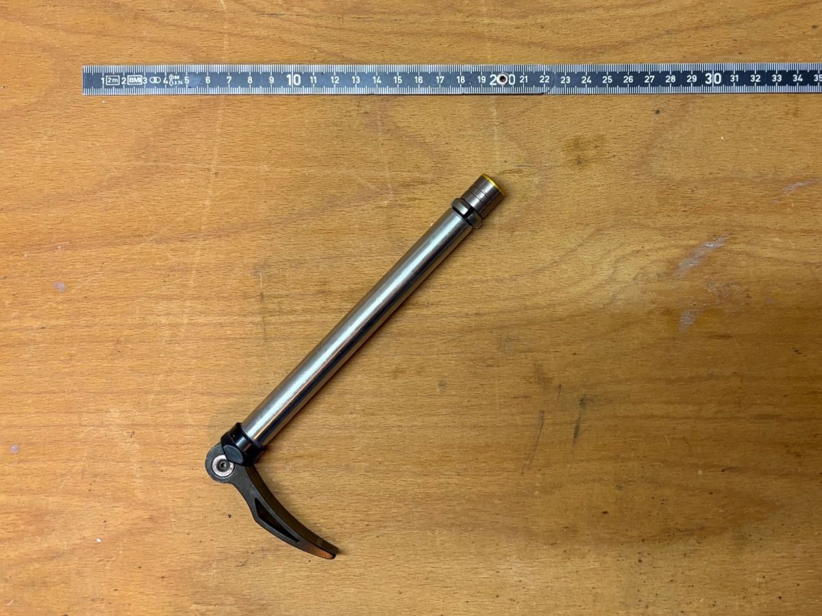 Ersatzteile: Qloc Steckachse von Suntour 135mm Ø 15mm – Gebraucht aus Biel/Bienne von ofa 1