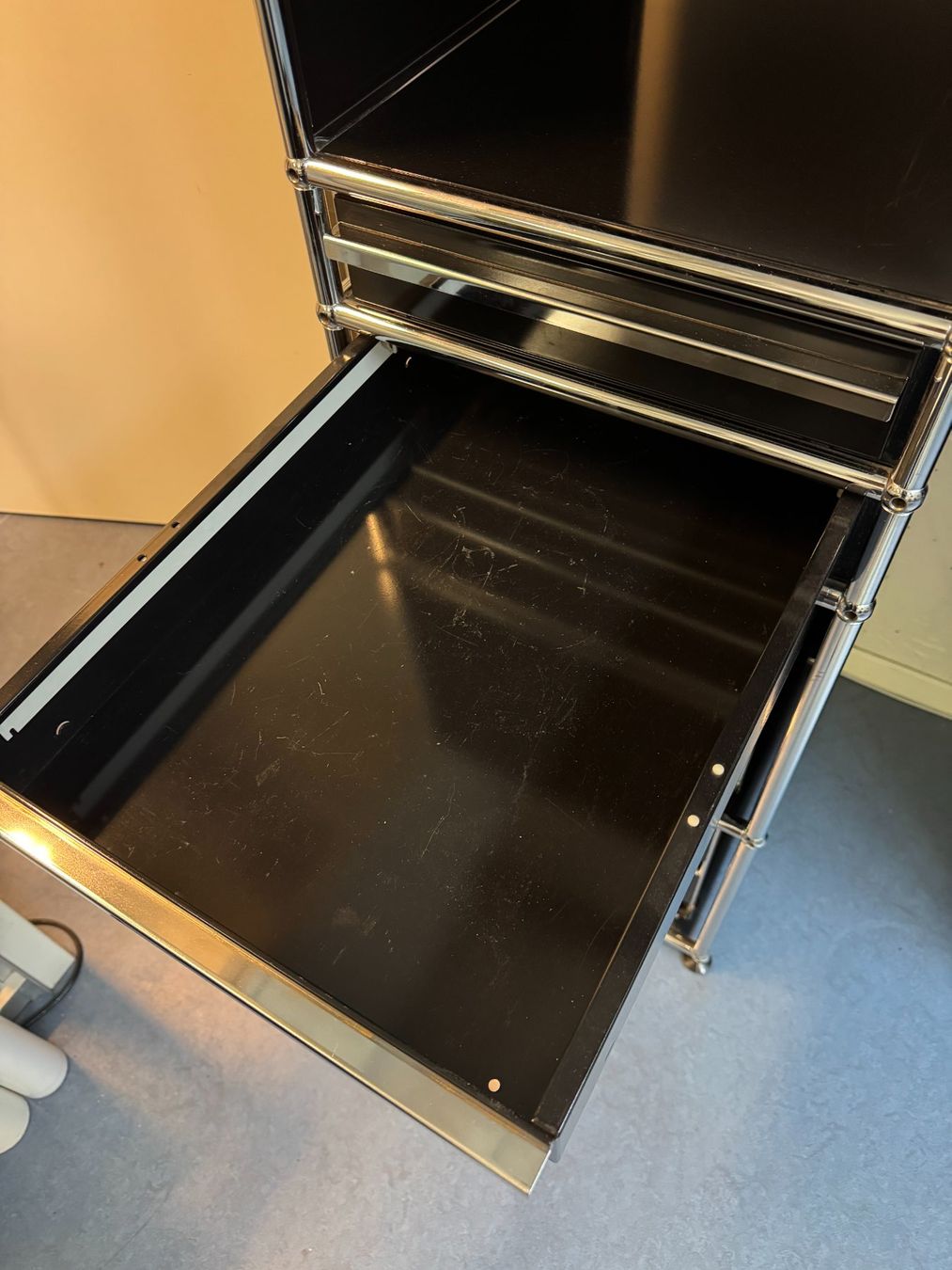 Scaffali: USM Korpus Regal Neupreis ca. CHF 2400 – Usato da Bern venduto da Okeanos 6