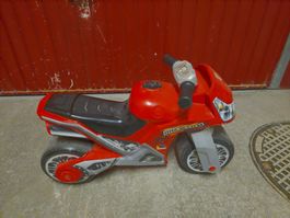 Moto porteur rouge pour enfant, parfait pour l'été!