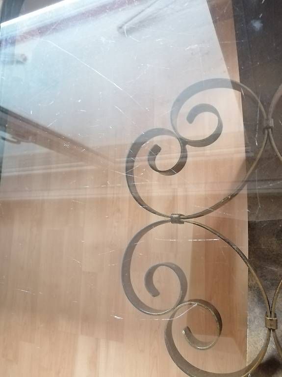 Tavoli: Massiver Salontisch mit Glasplatte – Usato da Köniz venduto da Yeti34 4