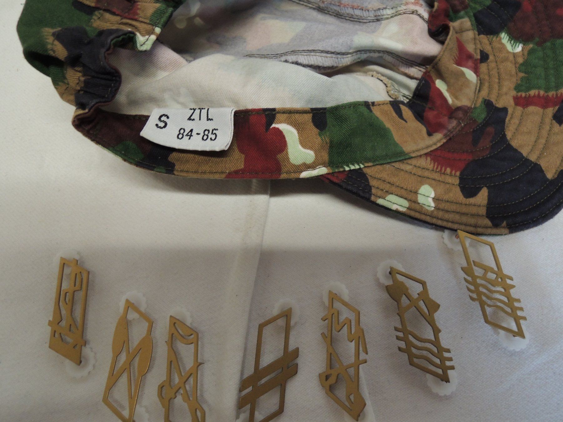 Schweizer Armee Uniformi: Schweizer Armee Mütze mit 7 Abzeichen Twint ok – Nuovo (secondo la descrizione) da Uznach venduto da Othmar52 3