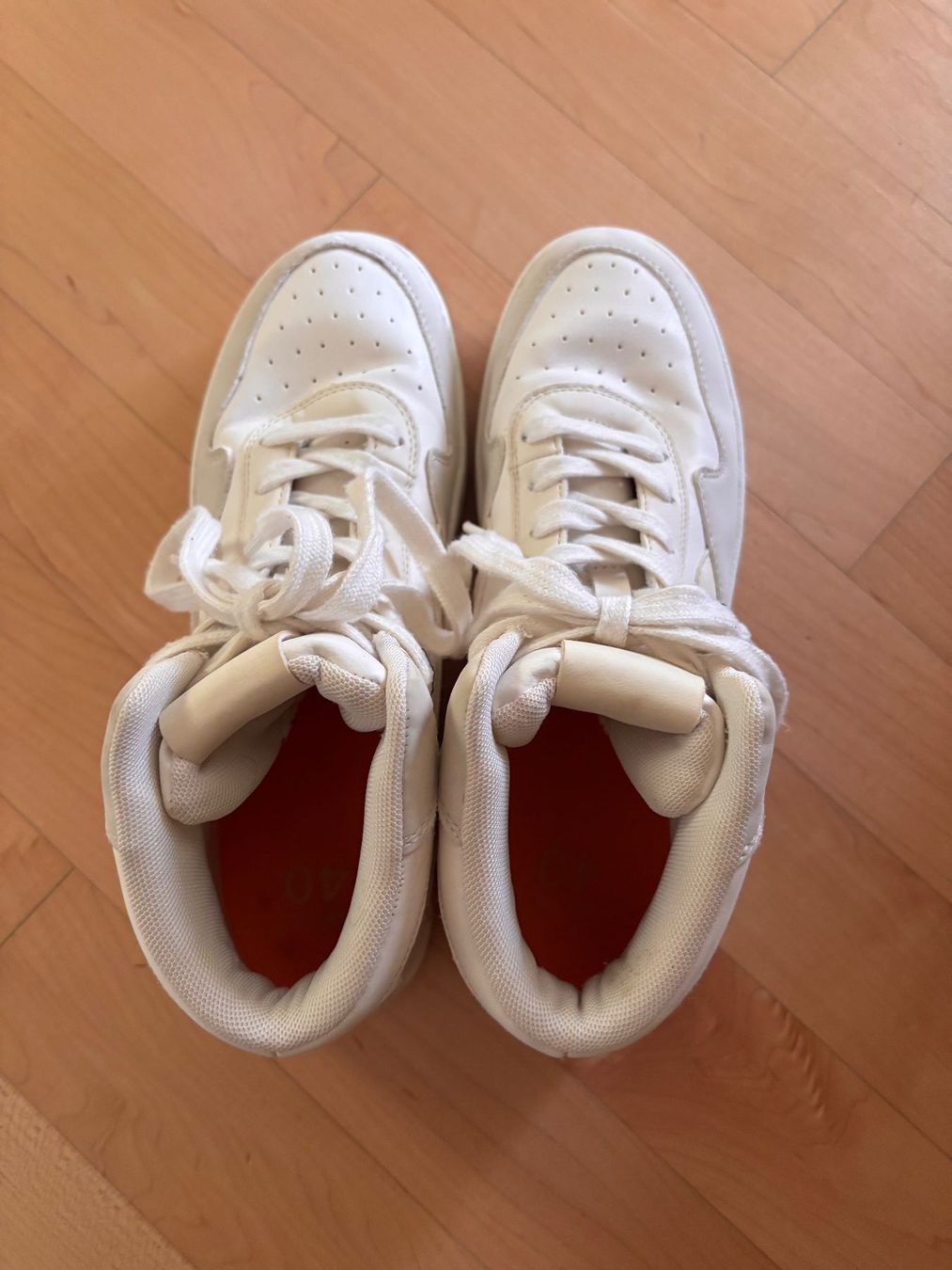 Chaussures femmes: Weisse Sneaker – D'occasion à Chur par lumerina 1