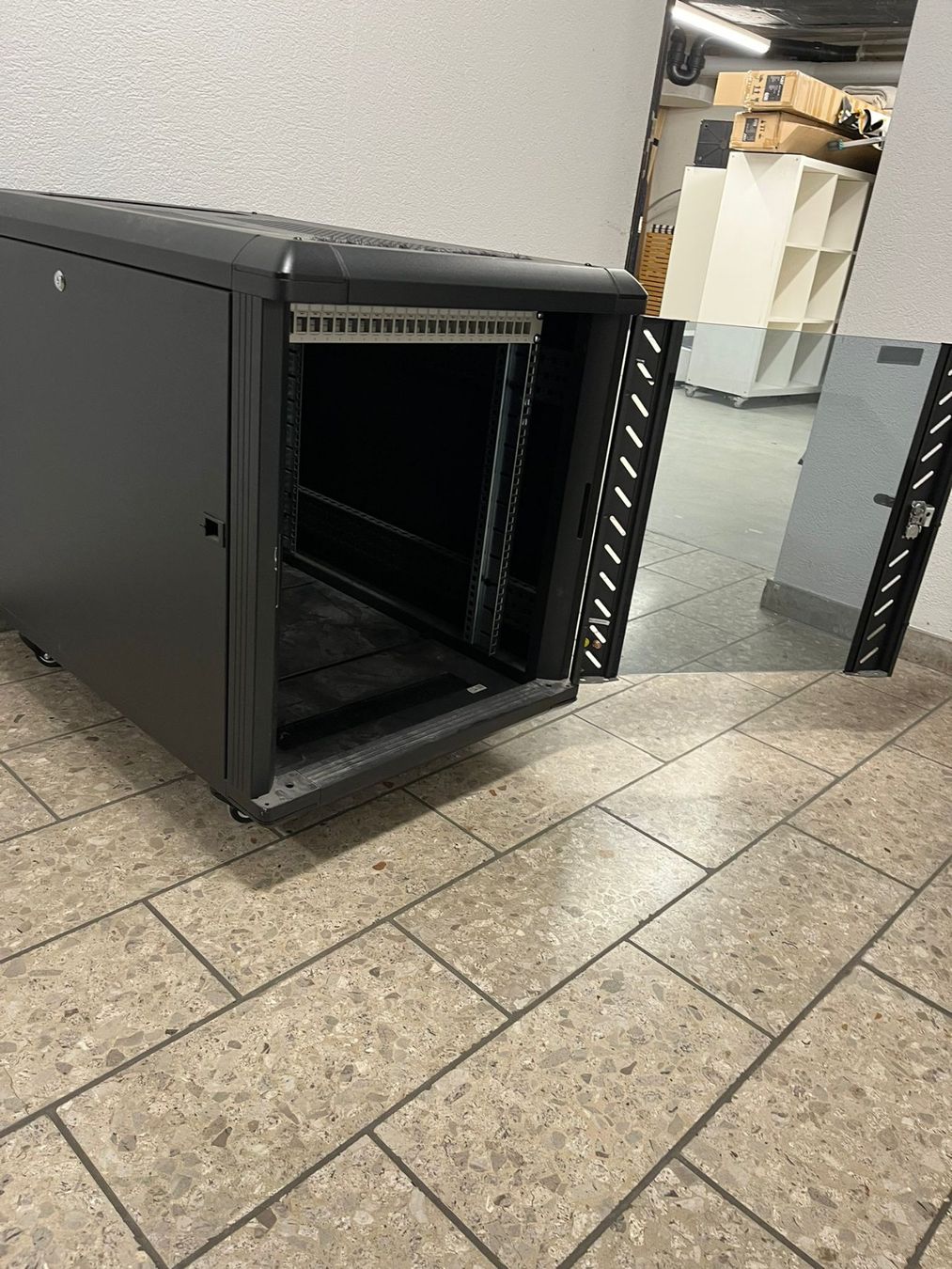 Racks & Cavalletti: 19" Server Rack StarTech 12HE inkl. Rollen und Seitenwänden – Usato da Zürich venduto da echtcaro 3