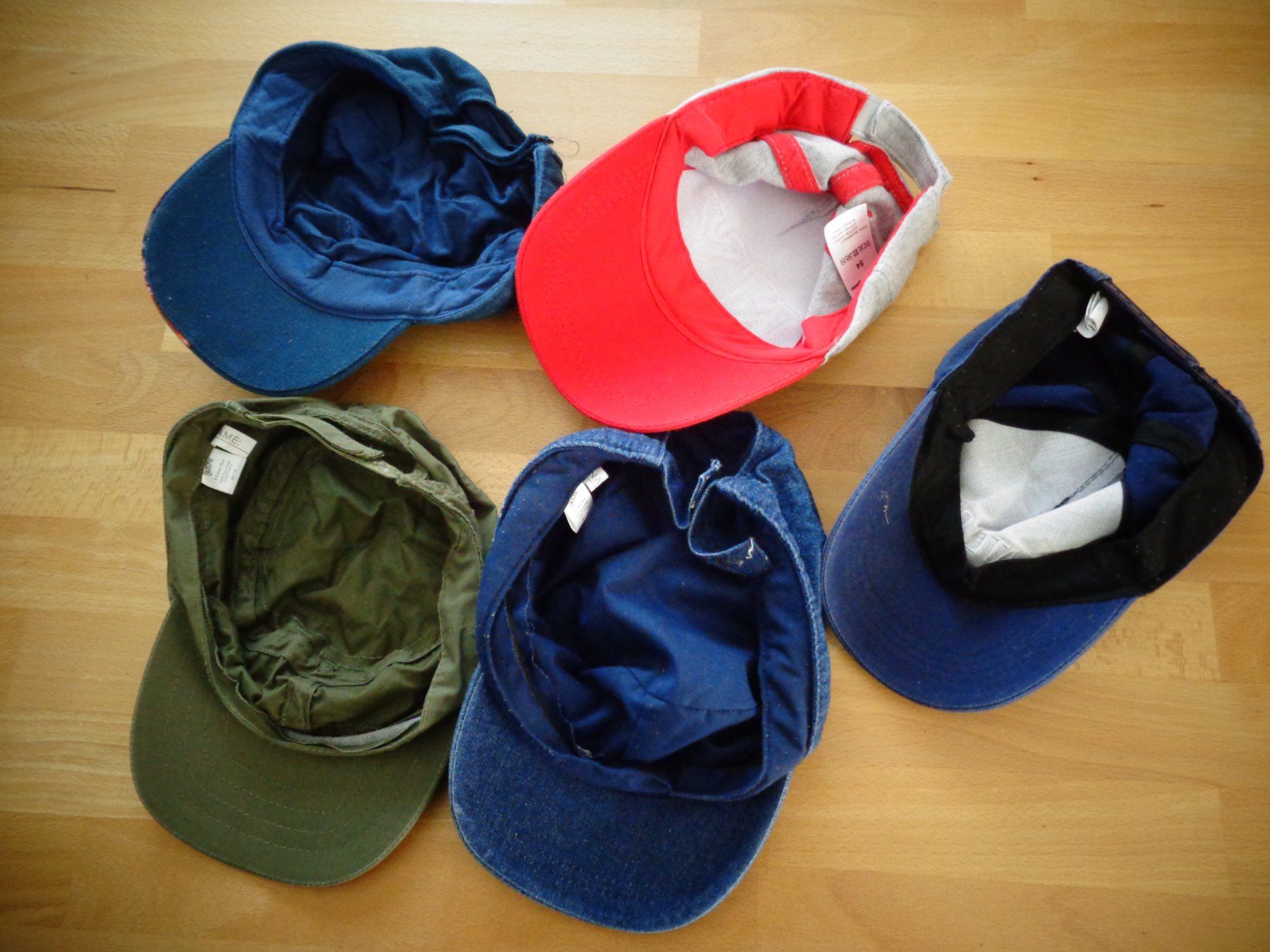 Altro abbigliamento per bambino: 5er Set: verschiedene Caps  8-12 Jahre – Usato da Jonschwil venduto da sonja8472 5