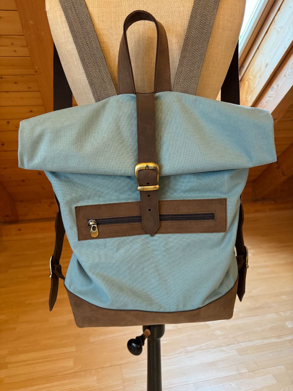 Zaini: Roll-Top Rucksack blaugrün mit braunem Leder – Nuovo e nell'imballaggio originale da Stäfa venduto da Mofi8712