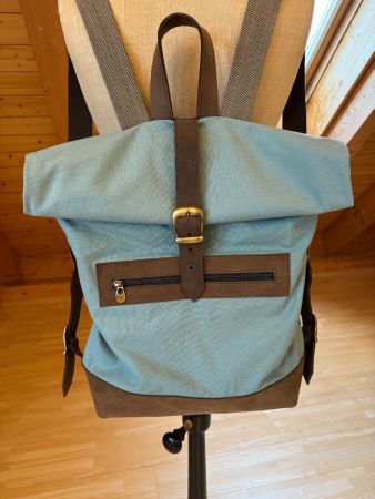 Roll-Top Rucksack blaugrün mit braunem Leder