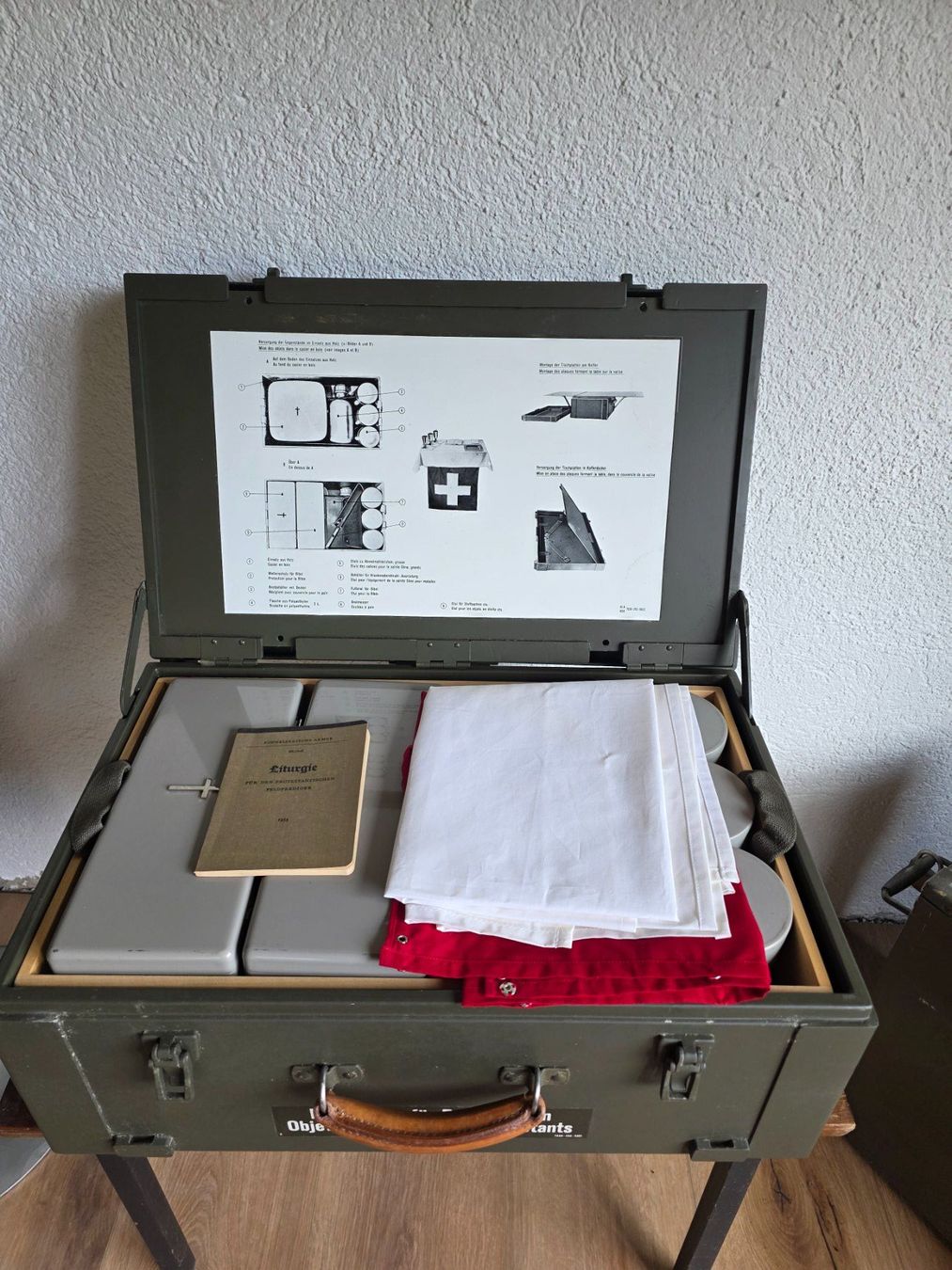 Schweizer Armee Uniformen: CH Armee Uniform Priester / Armeeseelsorger mit Feldaltar – Gebraucht aus Obermumpf von oiskypoisky 5