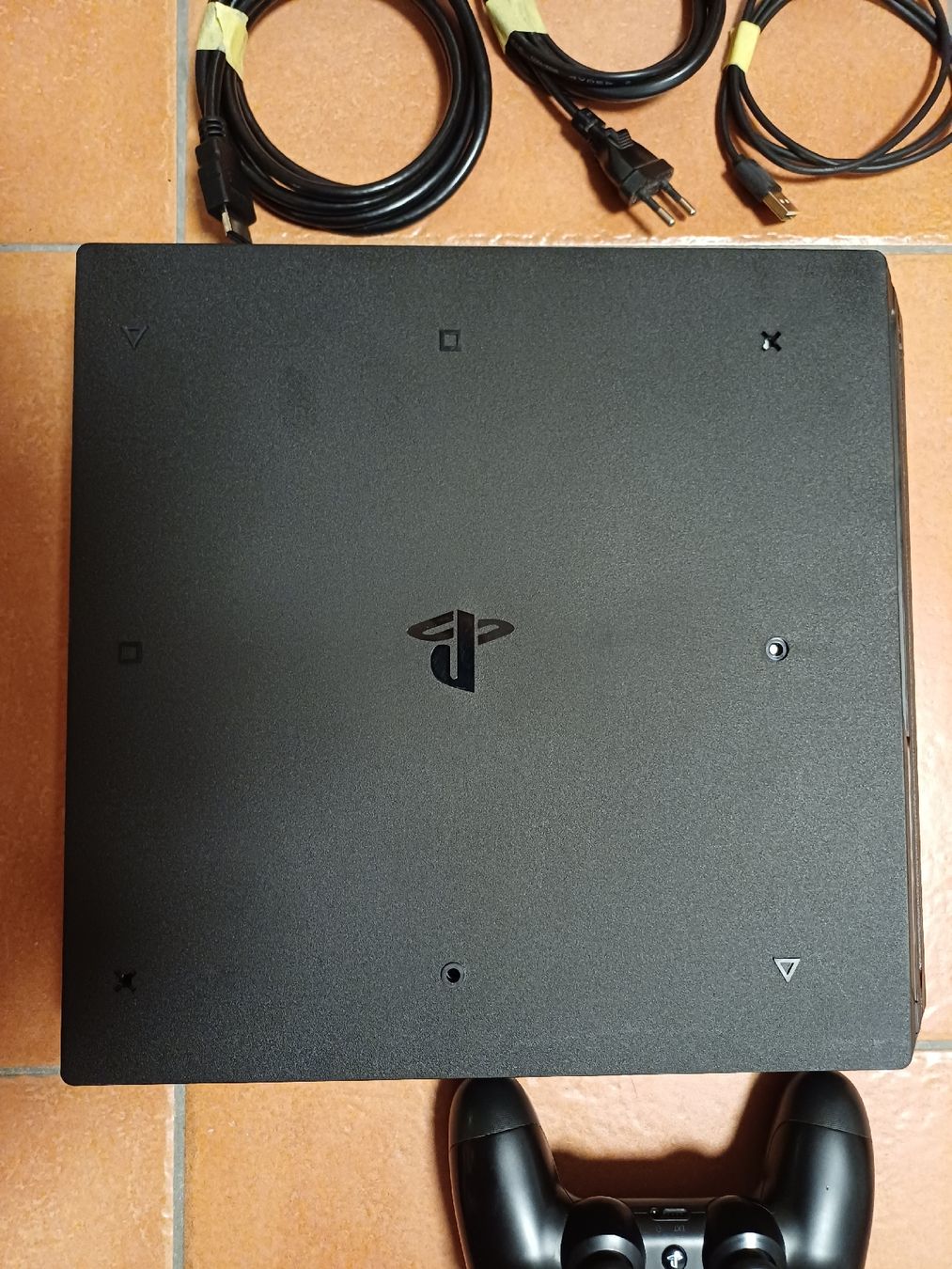 Sony Console: Playstation 4 Pro schwarz mit Controller und allen Kabeln – Usato da Chur venduto da ren_r2kx 1
